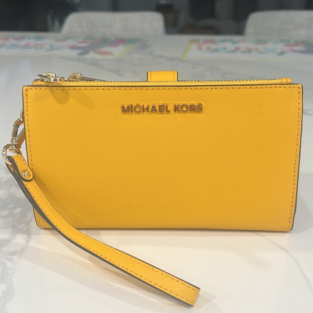 💛Cute. Michel Kors WRISTLET. - Picture 1 of 16